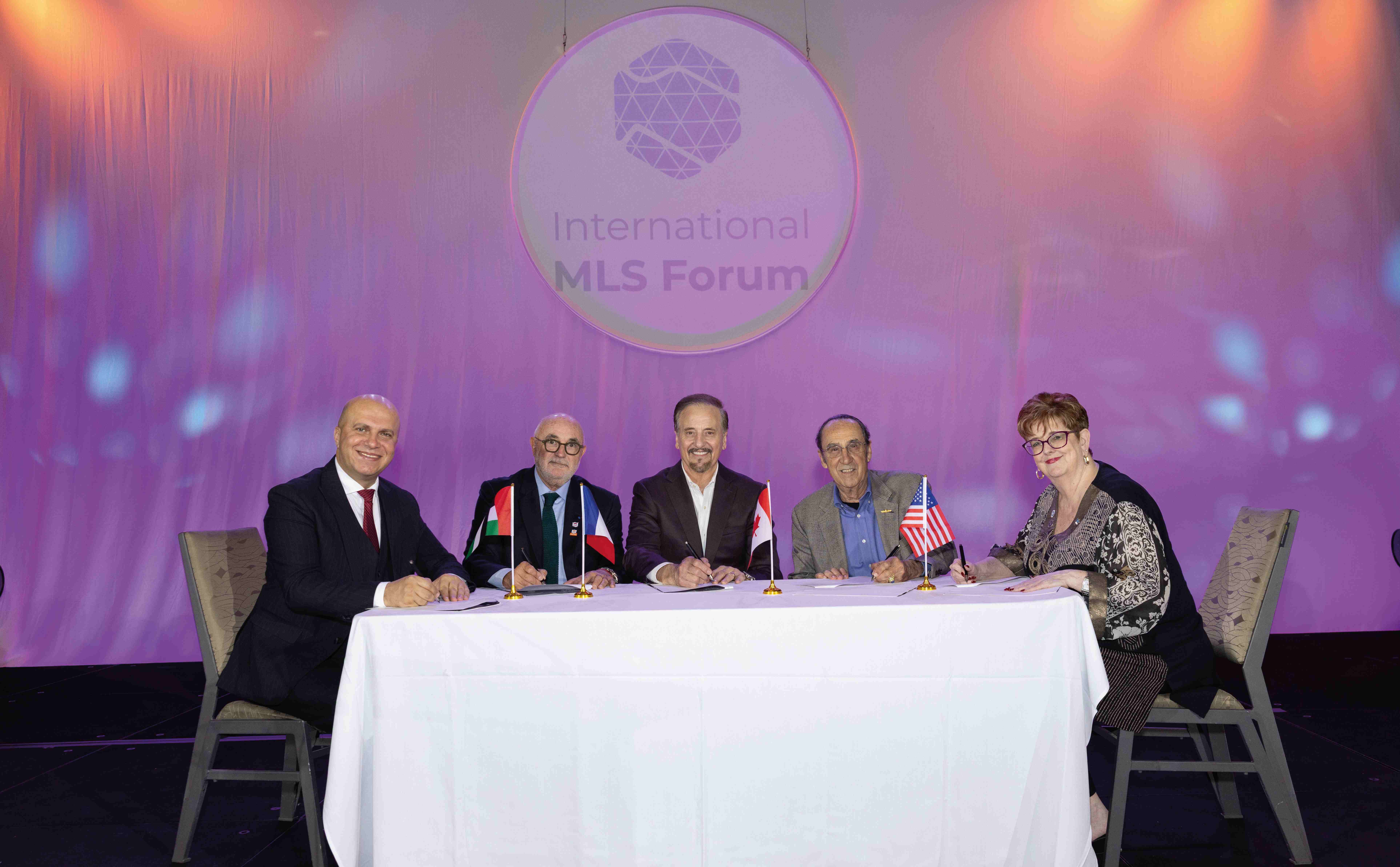 Signature du GDX avec, de G à D, Madhmoun MLS (Émirats arabes unis), SNPI (France), TRREB (Canada), San Diego MLS & Stellar MLS (États-Unis) - crédit photo : AJ Canaria