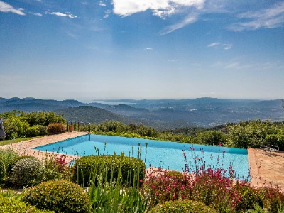 photo 1 : Coldwell Banker Jager - Villa avec vue panoramique sur le Golfe de Saint-Tropez et les collines environnantes