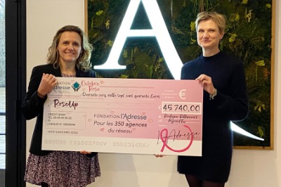 Béatrice Favat Poinsot, Présidente de la Fondation l'Adresse, remet le chèque de 45 740 euros à Isabelle Huet, Directrice Générale de l'association Rose Up.