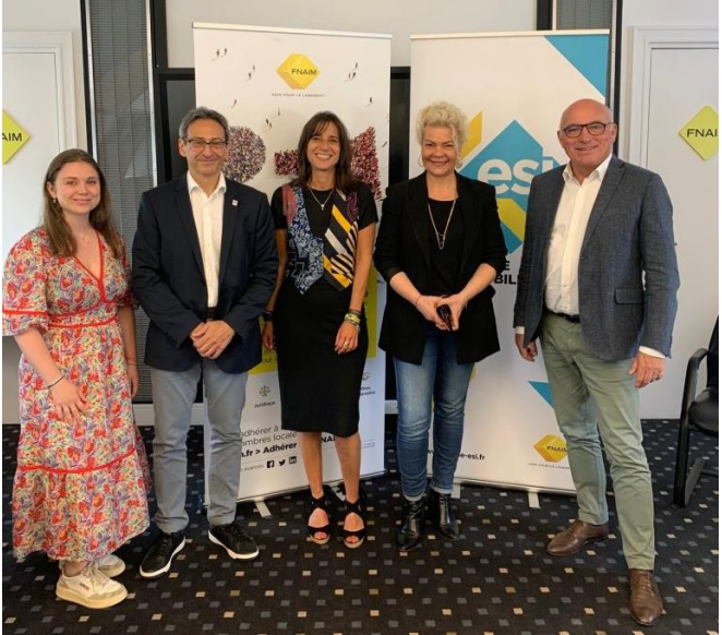 1er partenariat stratégique mis en place avec ERA IMMOBILIER France , en présence de Loïc CANTIN, Président de la FNAIM ; Eric ALLOUCHE, Directeur Exécutif d'ERA France ; Celine DEYTIEUX, Directrice générale de l'ESI ; Diane GILLOUIN, Responsable Placement pour l'ESI et Louise SIBILLE, Responsable Formations d'ERA France.